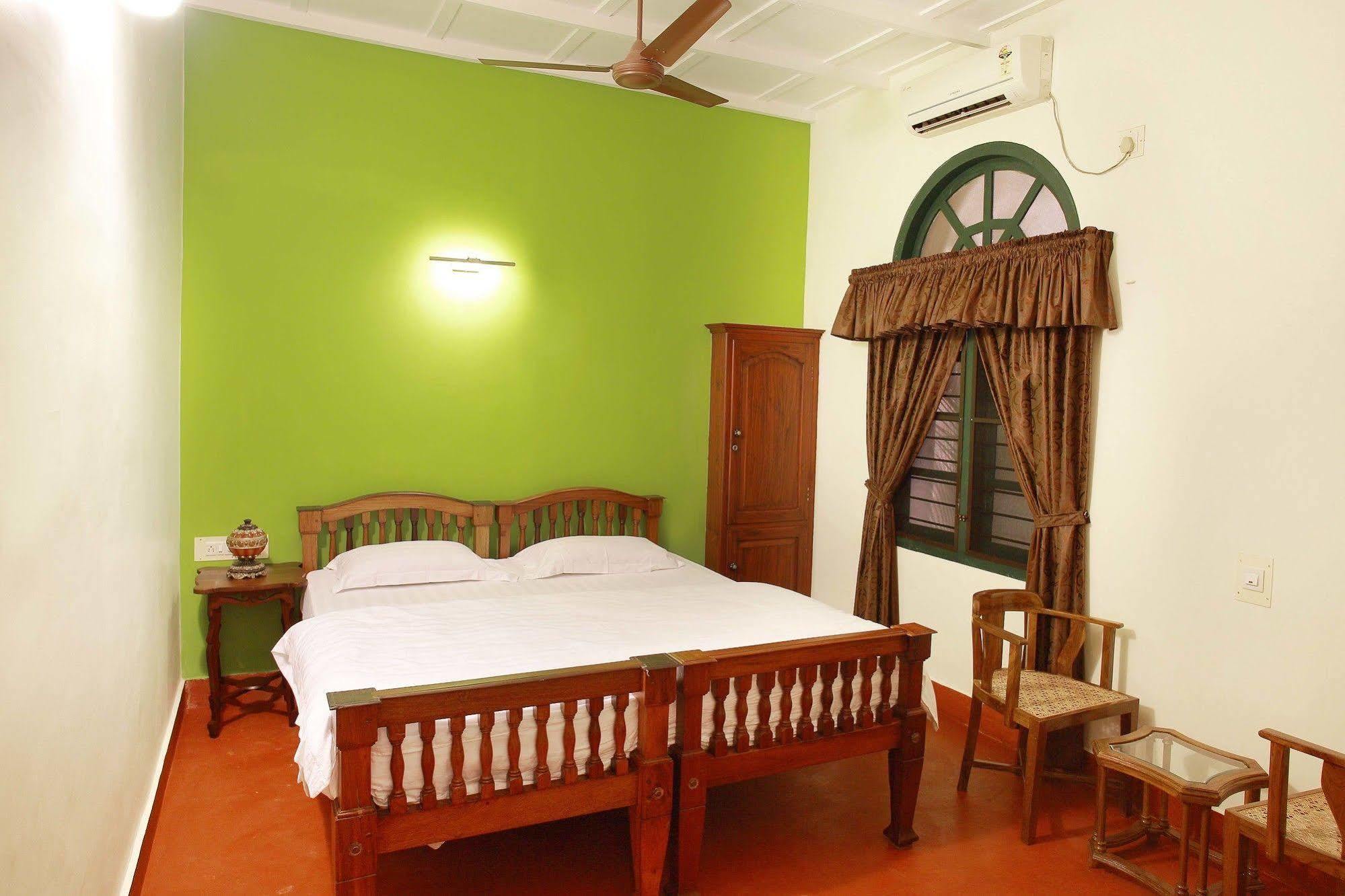 Bed and Breakfast Elphinstone Residency Коччи Экстерьер фото