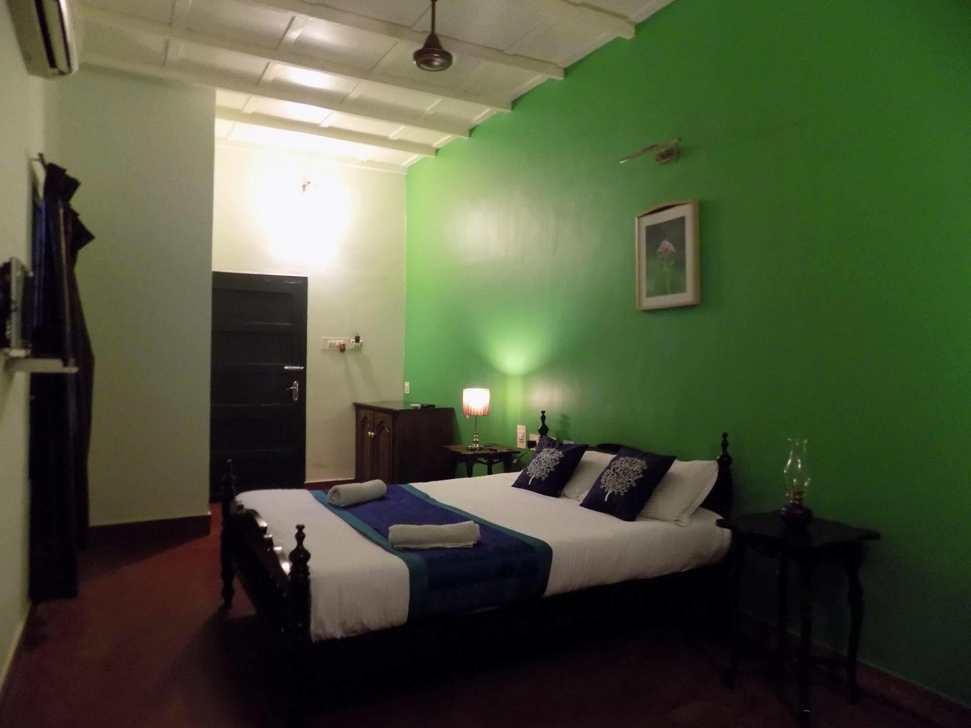 Bed and Breakfast Elphinstone Residency Коччи Экстерьер фото