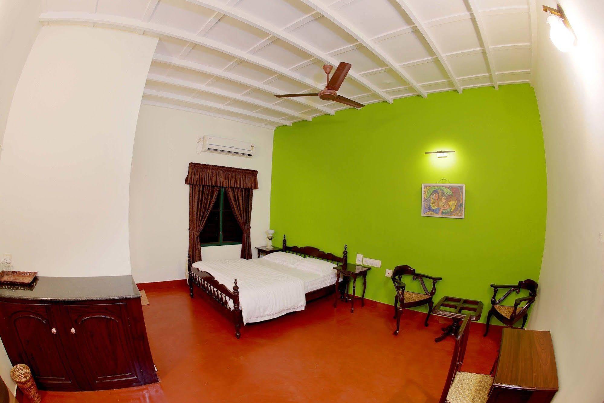 Bed and Breakfast Elphinstone Residency Коччи Экстерьер фото