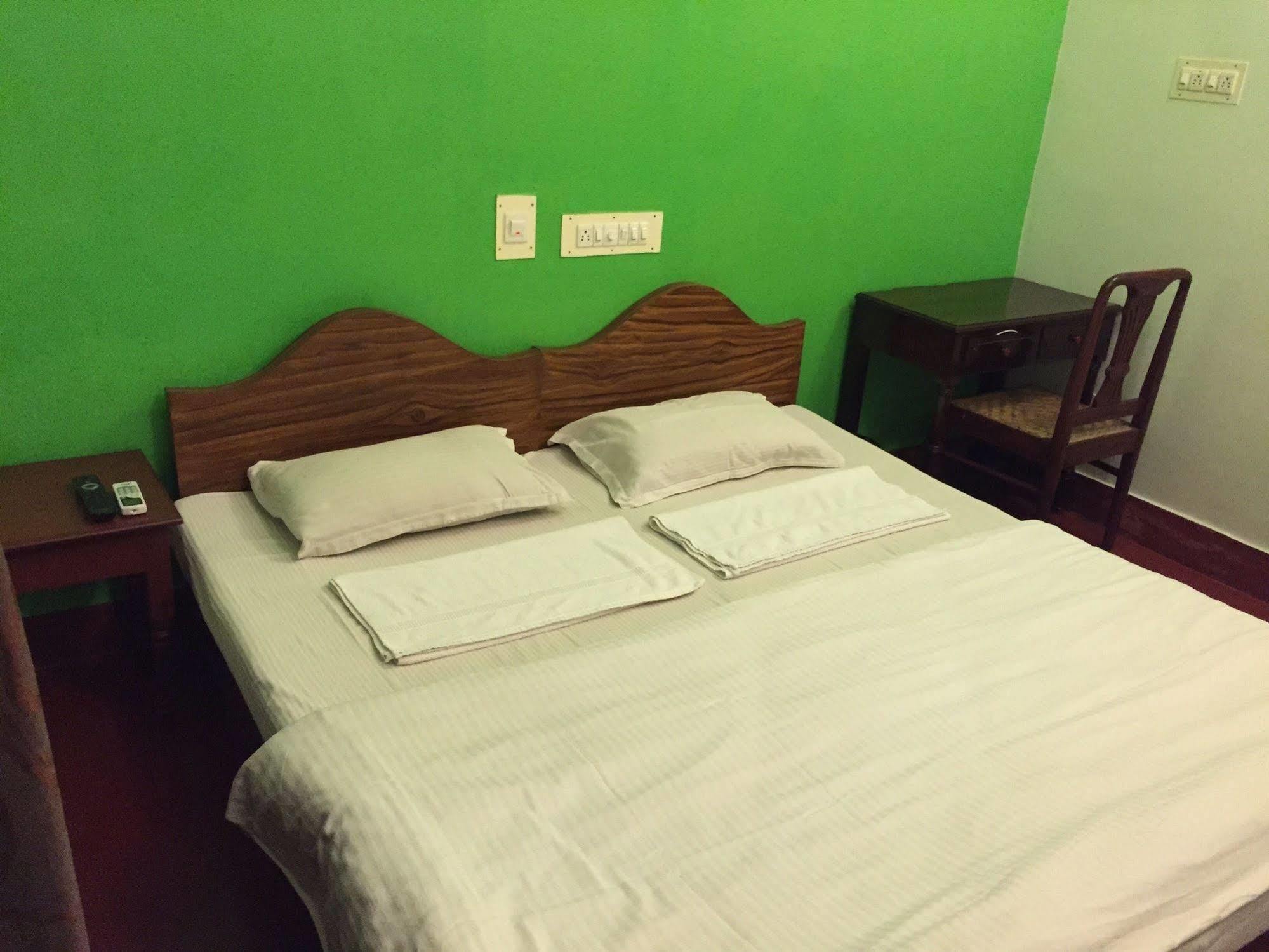Bed and Breakfast Elphinstone Residency Коччи Экстерьер фото