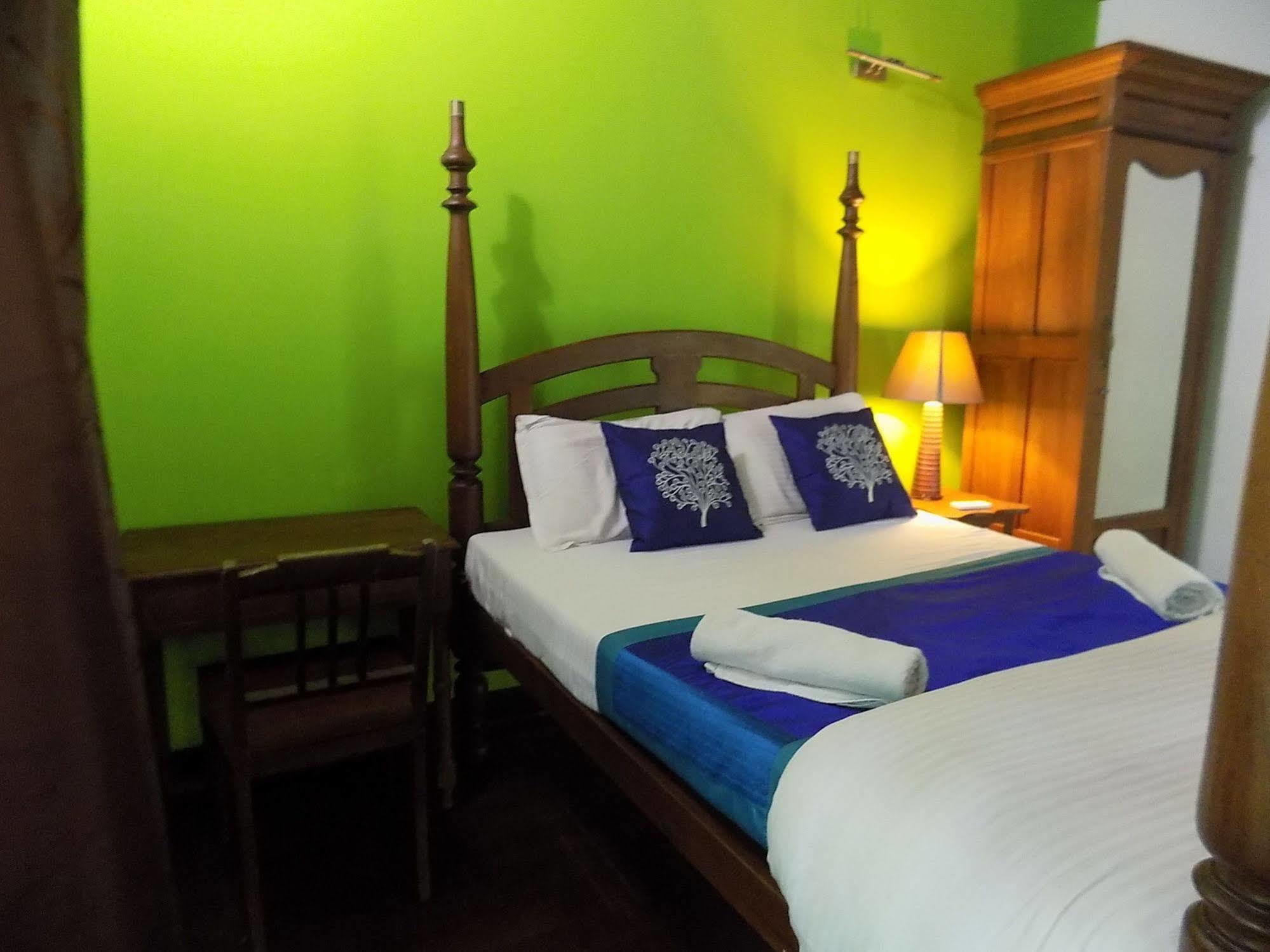 Bed and Breakfast Elphinstone Residency Коччи Экстерьер фото