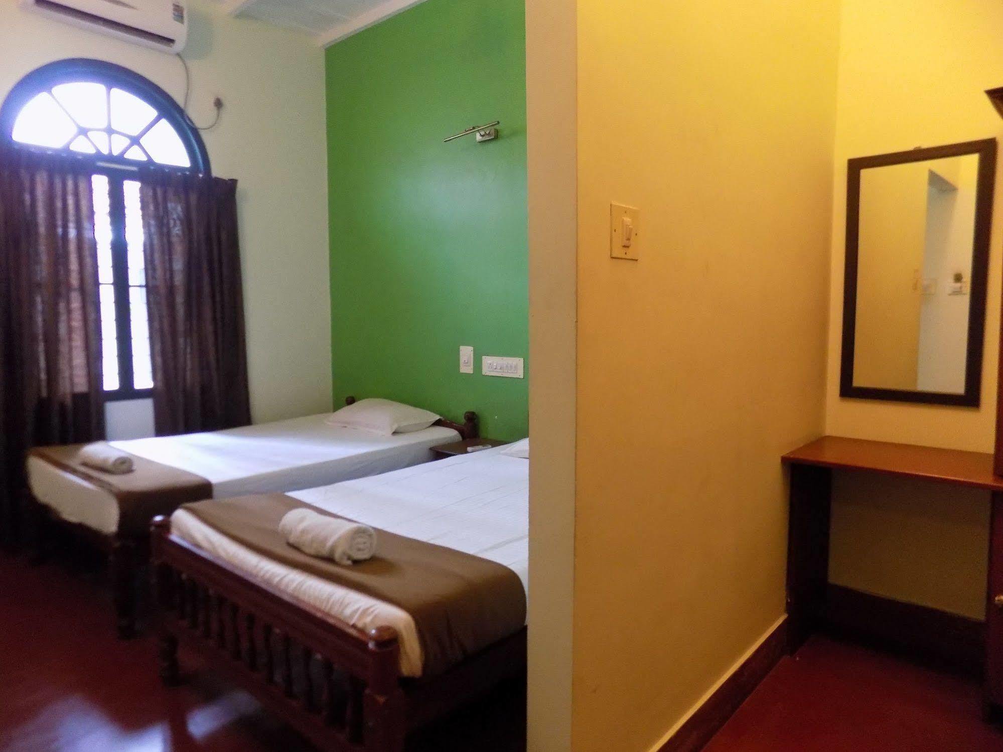 Bed and Breakfast Elphinstone Residency Коччи Экстерьер фото