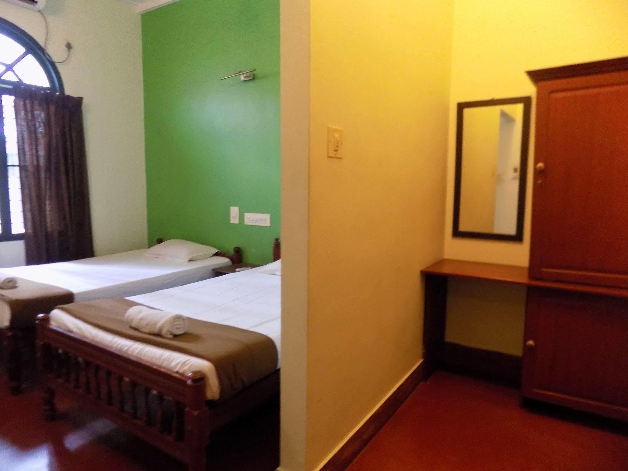 Bed and Breakfast Elphinstone Residency Коччи Экстерьер фото