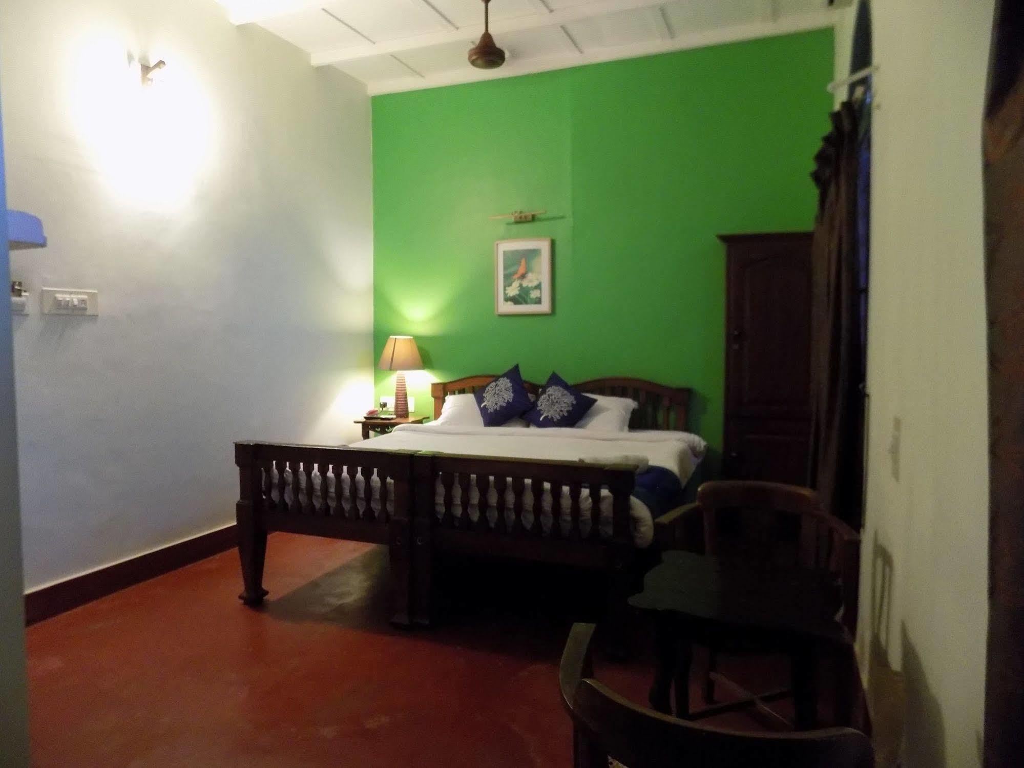 Bed and Breakfast Elphinstone Residency Коччи Экстерьер фото