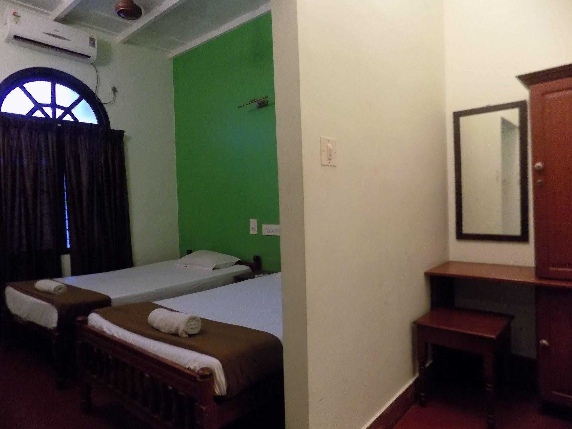 Bed and Breakfast Elphinstone Residency Коччи Экстерьер фото