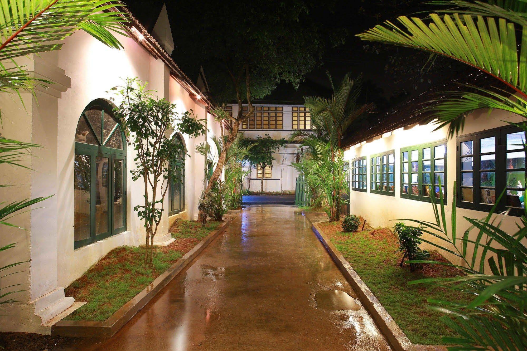 Bed and Breakfast Elphinstone Residency Коччи Экстерьер фото